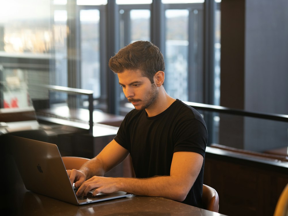 Consultor de TI trabalhando em notebook, representando o atendimento da JVM
